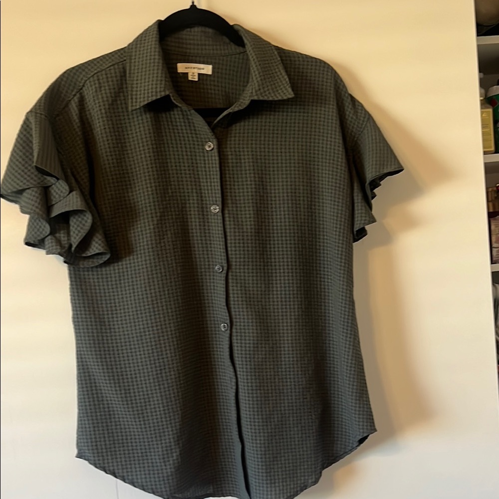 Max Studio size Small Green Casual Button Down Shirt with Short Sleeves